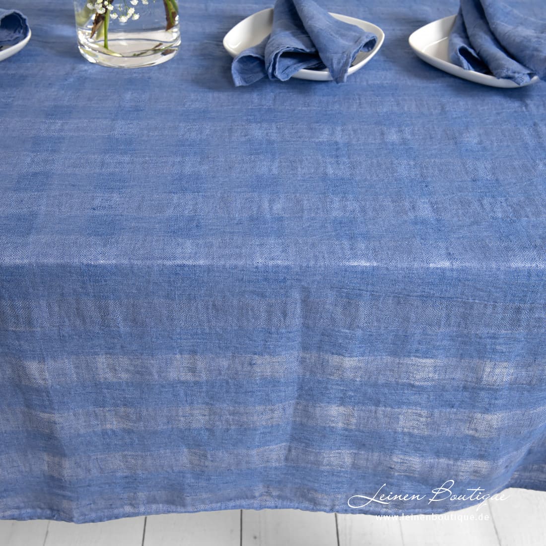 Blaue Leinentischdecke aus speziell gewaschenem Stoff angefertigt
