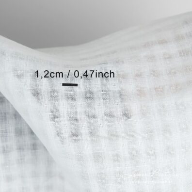 Schneeweißes Reinleinen mit dichten Streifen und offen gewebten Karos