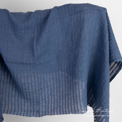 Blauer Leinenstoff mit Ajour-Streifen vorgewaschen