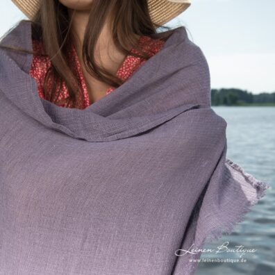Violett meliertes gestreiftes Strandtuch aus Halbleinen