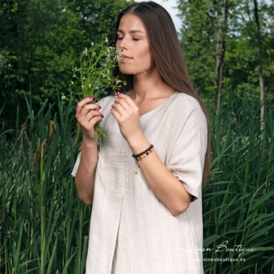 Naturgraues Leinenkleid mit einer Deko-Falte vorne