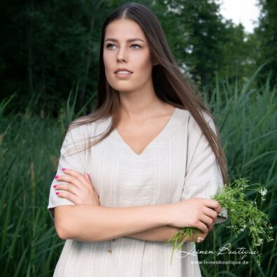 Naturgraues Leinenkleid mit V-Ausschnitt