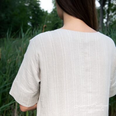 Naturgraues Leinenkleid mit vertikalen weißen gemusterten Streifen