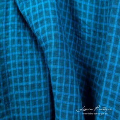 Leinenstoff mit blauen, türkis durchsichtigen Karos vorgewaschen zum Nähen von leichter Kleidung und Heimtextilien