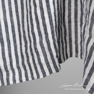 285cm breiter Leinenstoff mit dunkelblauen und milchweißen vertikalen Streifen, speziell gewaschen