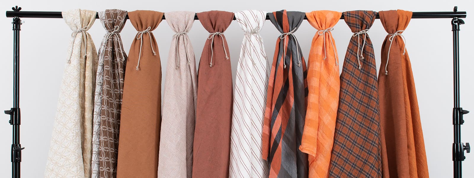 Braune und orange Leinenstoffe der Kollektion Herbst / Winter 2023-2024