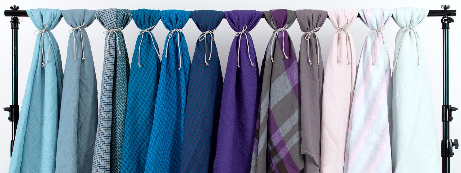 Blaue und violette Leinenstoffe der Kollektion Herbst / Winter 2023-2024