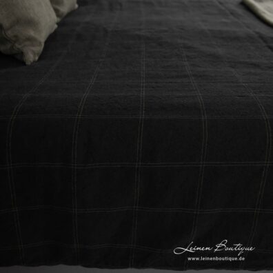 Halbleinen-Bettwäsche mit moosgrünen Karos auf dem schwarzem Grund