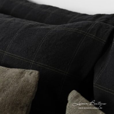 Bettwäsche aus weichem, geschmeidigem, speziell gewaschenem Halbleinen in grünen Karos auf dem schwarzem Grund