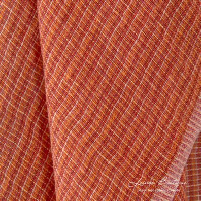 Reinleinen aus orange Garn in einigen Tönen, braunrotem, hellrotem, dunkelrosa und creme Garn gewebt, speziell gewaschen