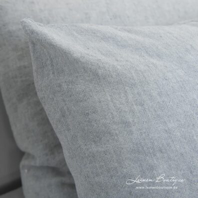Blaugrau-weiß melierte, aus weichem, geschmeidigem, vorgewaschenem Halbleinen angefertigte Bettwäsche
