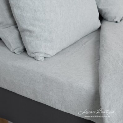 STONA Bettlaken / Spannbettlaken aus weiß-blaugrau meliertem vorgewaschenem Halbleinen, schmal gesäumt.