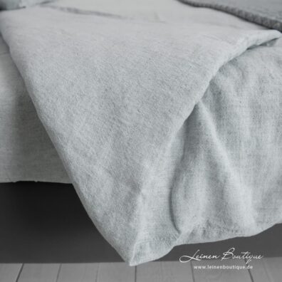 STONA Bettbezug aus weiß-blaugrau meliertem vorgewaschenem Halbleinen. Mit Knopfverschluss.