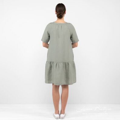 Leinenkleid grünlich gerafft am Saum