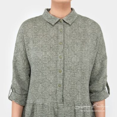 Kleid aus dem Leinen-Viskosemix aus moosgrünem und gelblichweißem Garn in Blumenmuster gewebt