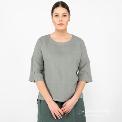 Leinenbluse grüngrau mit seitlichen Schlitzen und einem Rundhalsausschnitt