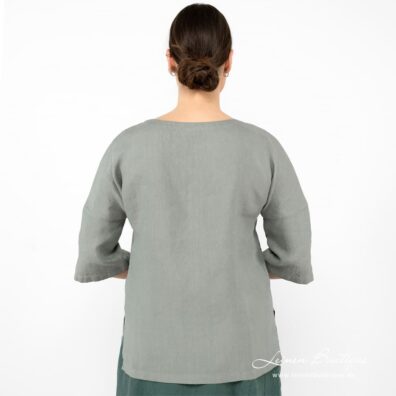 Grüngraue Leinenbluse in gerader hüftlanger Silhouette