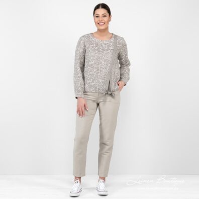 Halbleinen-Bluse grau mit Blumen CYBIL und beige Hose NOJA