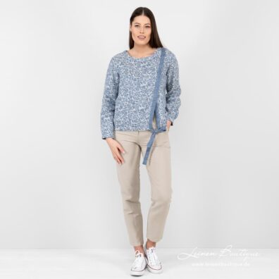 Halbleinen-Bluse blau mit Blumen CYBIL und beige Hose NOJA