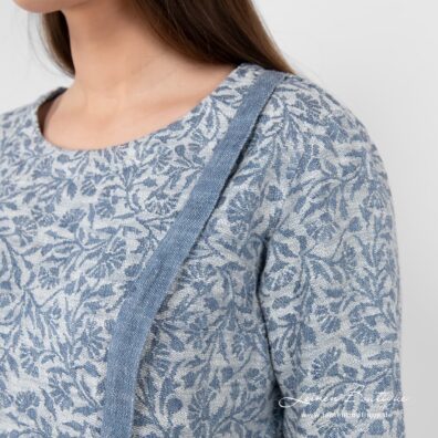 Halbleinen-Bluse blau geblümt mit uni blauer Paspel