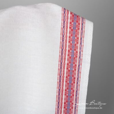 Schneeweißes Halbleinen mit rot-blauen Streifen