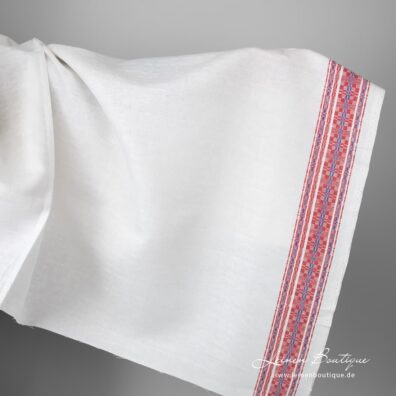 Weißes Halbleinen mit rot-blauen Streifen