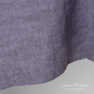 Reinleinen in Satinbindung aus violettem und lavendelfarbenem Garn gewebt, speziell gewaschen