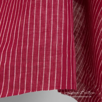 Roter Leinenstoff mit vertikalen schmalen weißen Streifen