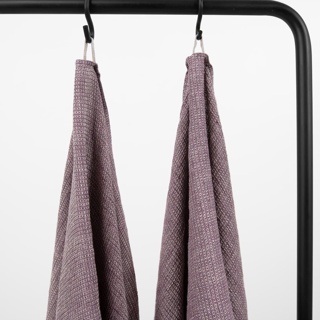Leinenhandtuch dunkelviolett-naturgrau meliert, mit einer Aufhängeschlaufe