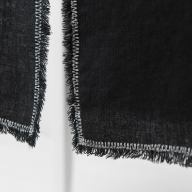 ALBA Leinen-Tischläufer schwarz mit 1,5cm langen Zupffransen und milchweißem Zierstich