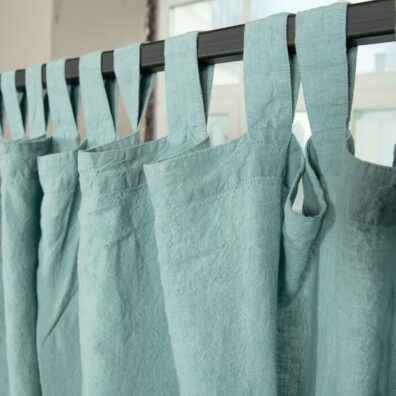 Gardine aus grünlichem, leicht ins Bläuliche gehendem 100% Leinen