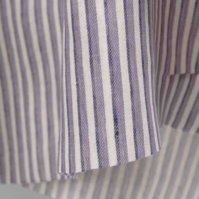 Leinenstoff mit violetten und blauen Streifen in Köperbindung gewebt