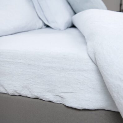 Bettlaken / Spannbettlaken aus bläulichgrau-weiß meliertem vorgewaschenem Reinleinen.