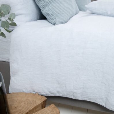 ARCTICA Bettbezug aus bläulichgrau-weiß meliertem vorgewaschenem Reinleinen. Mit Knopfverschluss.
