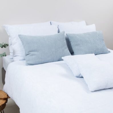 Bläulichgrau-weiß melierte Leinenbettwäsche und eisblaue Dekokissenhüllen BINGO