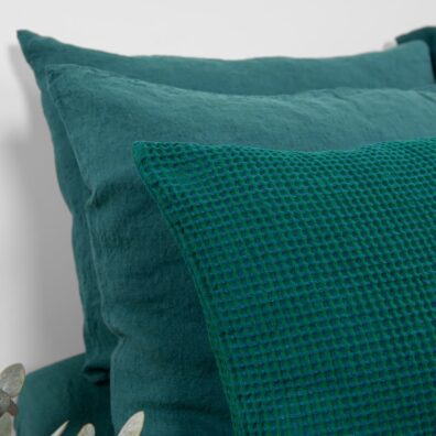 Halbleinen-Kissenhülle smaragdgrün-dunkeltürkis meliert, in Waffelpikee gewebt