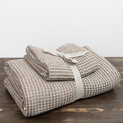 Set von beige-braun melierten Halbleinen-Handtüchern mit breitem Band gebunden