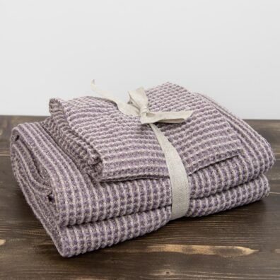 Set von beige-violett melierten Halbleinen-Handtüchern mit breitem Band gebunden