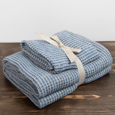 Set von beige-blau melierten Halbleinen-Handtüchern mit breitem Band gebunden