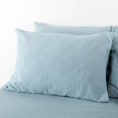 Kissenbezug aus bläulichgrün-hellblau meliertem vorgewaschenem Halbleinen. Mit Hotelverschluss.