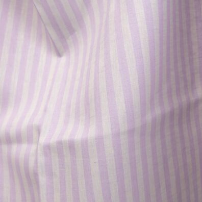 Leinenstoff mit fliederfarbenen Streifen zum Nähen von Kleidung und Heimtextilien passend