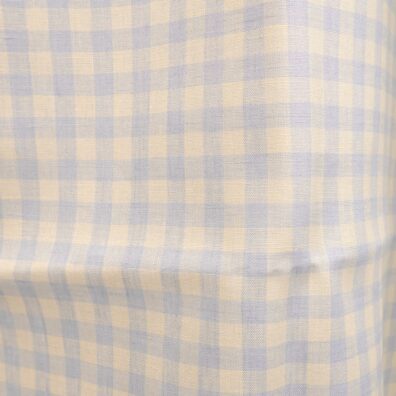 Leinenstoff mit himmelgrauen Karos ist zum Nähen von Kleidung und Heimtextilien passend