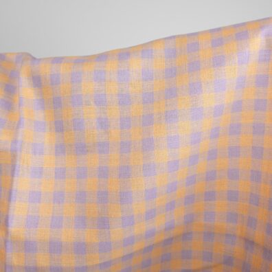 Leinenstoff mit fliederfarbenen und gelben Karos ist zum Nähen von Kleidung und Heimtextilien passend