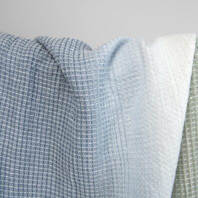 Baumwoll-Hanf-Gewebe in Waffelpikee aus weißem, grünem und blaugrauem Garn in einigen Tönen gewebt, Melange mit Farbverlauf, speziell gewaschen