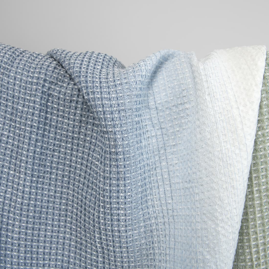 Baumwoll-Hanf-Gewebe in Waffelpikee aus weißem, grünem und blaugrauem Garn in einigen Tönen gewebt, Melange mit Farbverlauf, speziell gewaschen