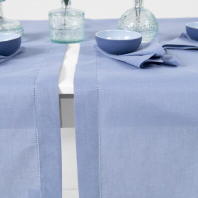 Halbleinen-Tischläufer himmelblau mit 4cm breitem Umschlagsaum und Hohlsaum