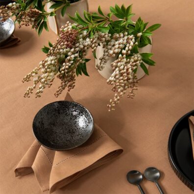 Serviette hellbraun mit Hohlsaum ist aus Leinen-Baumwollmix angefertigt