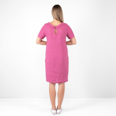 Leinenkleid beerenrot hat breiten V-Form Ausschnitt und Schlüssellochausschnitt mit kleinem Knopf am Rücken