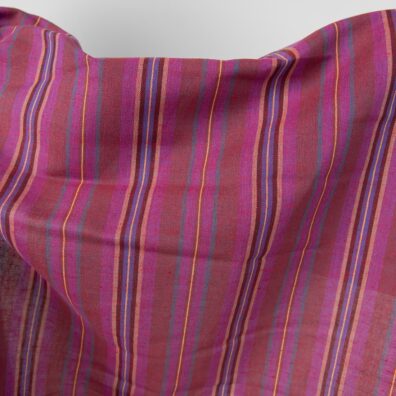 Halbleinen mit Streifen in roten Tönen ist 150cm breit