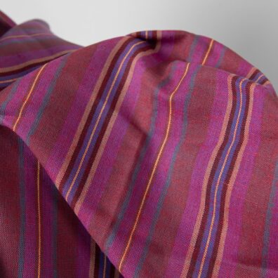 Halbleinen mit Streifen in roten Tönen ist zum Nähen von Kleidung und Heimtextilien passend